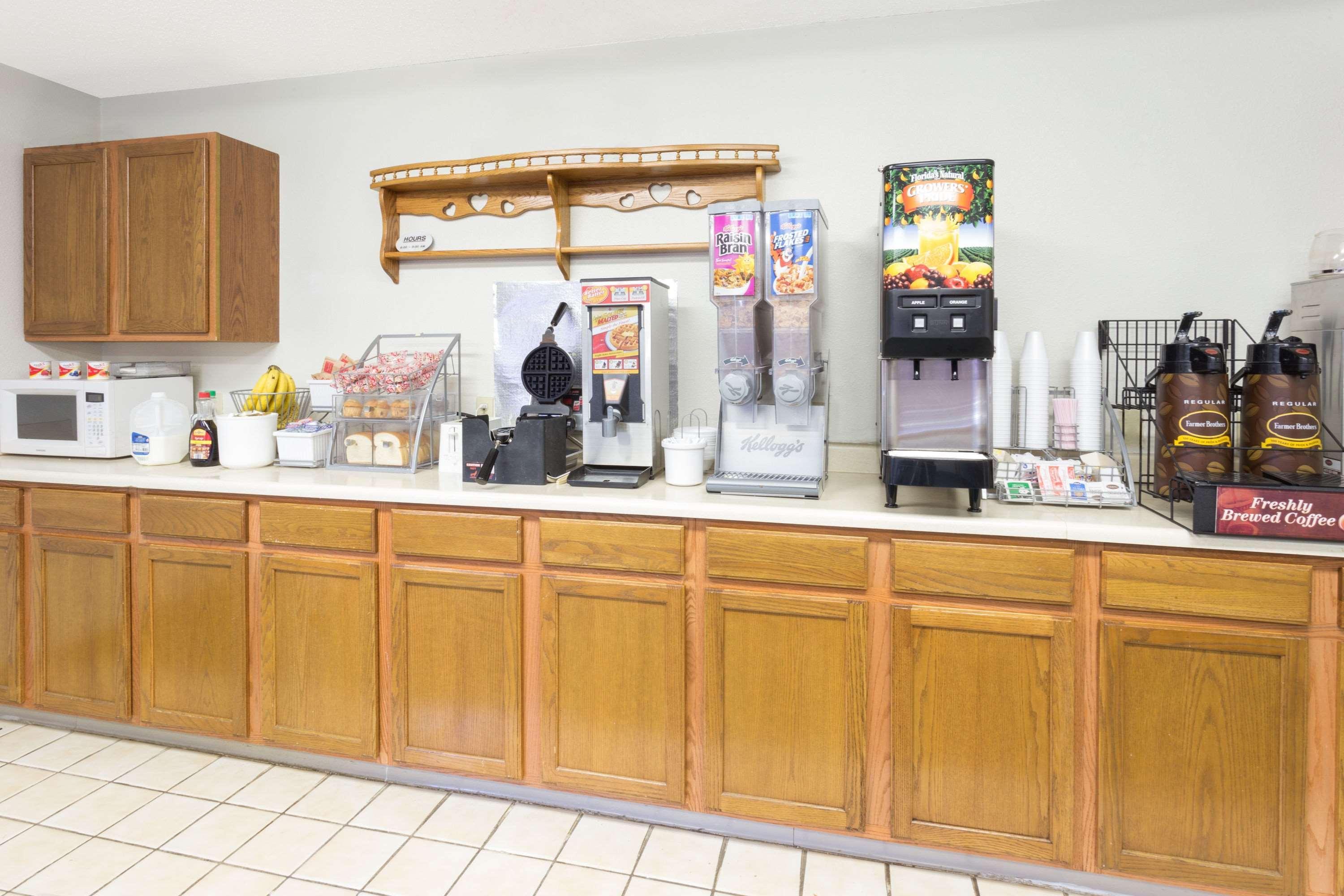 Super 8 By Wyndham Dewitt Hotel Luaran gambar